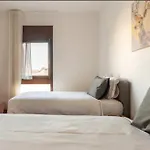 4br In Center 2min Metro And Walk Aliados